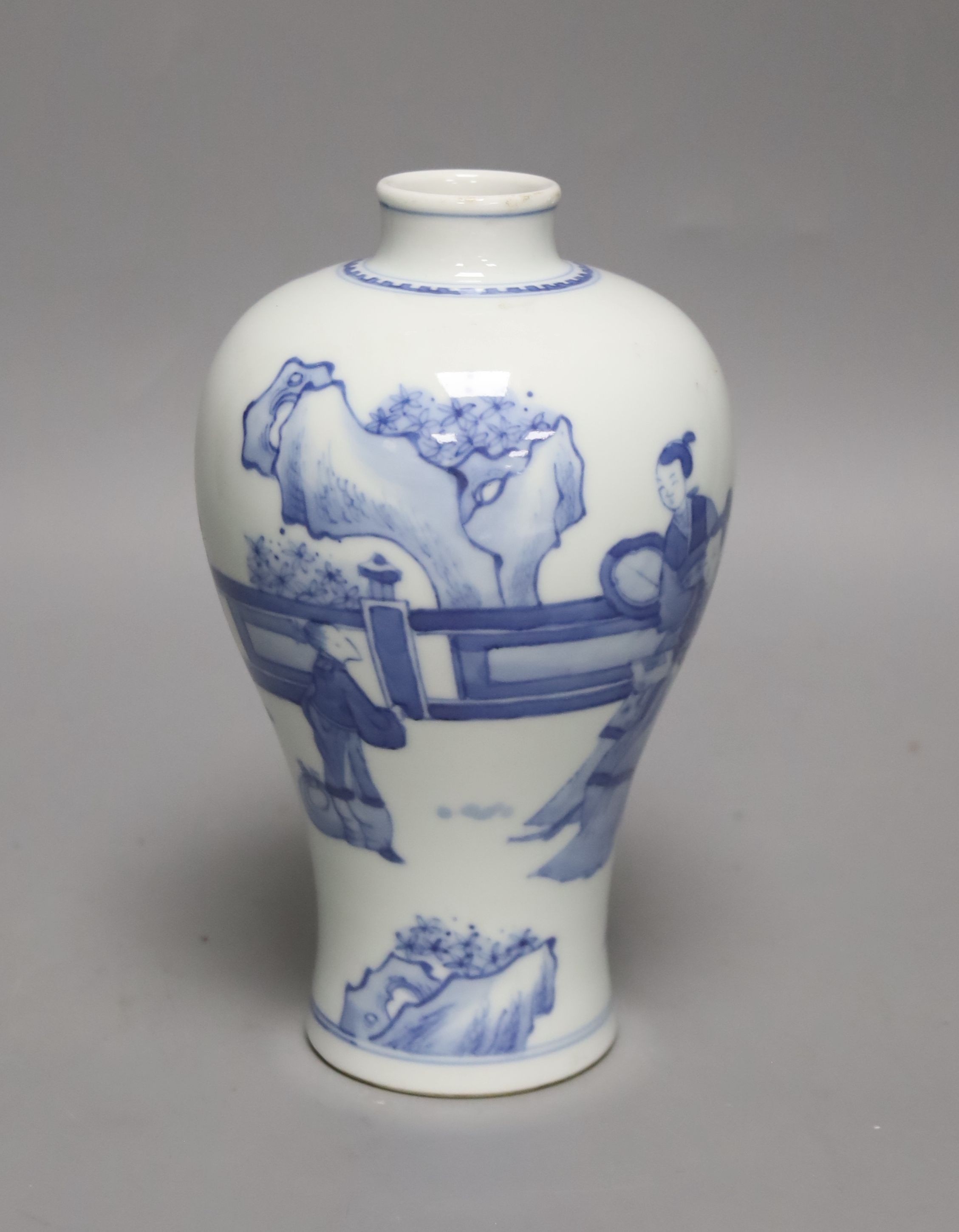 A Chinese blue and white Meiping 17cm